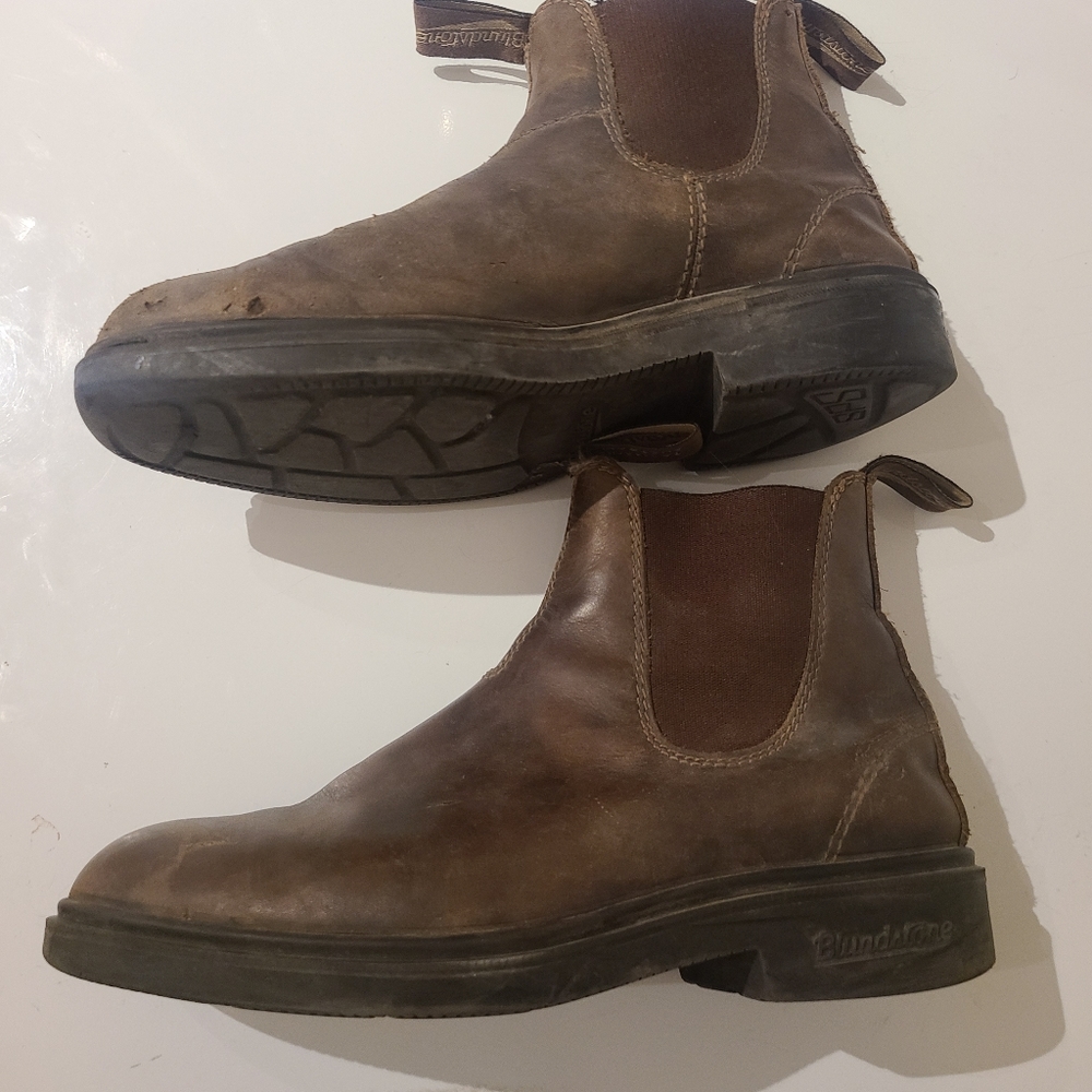Blundstones square toe